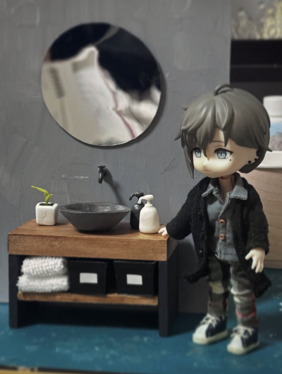 suganoei1's tweet photo. 新作の試作ができましたーー！
オシャレなのでは？
オシャレなのではーー！

素敵な洗面台ができて私はハピーです✨
再販も立て込んでますが、こちらの販売も準備しますね🌱
頑張るぞ🥰

#ミニチュア　#ハンドメイド　#ドールハウス　#オビツ11 #ミニチュア家具 https://t.co/70jWuv9OJS