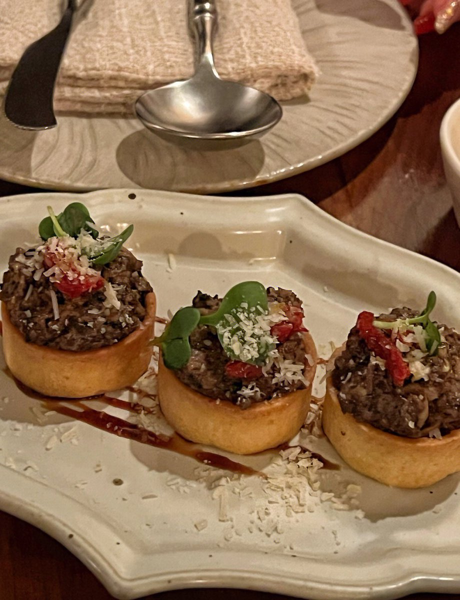 MorganWaymxmud's tweet photo. [Just nailed my first homemade truffle oil mushroom toast! Crispy sourdough, sautéed cremini, a dash of truffle oil and flaky salt—weeknight win ]， https://t.co/yD43VfBcM8