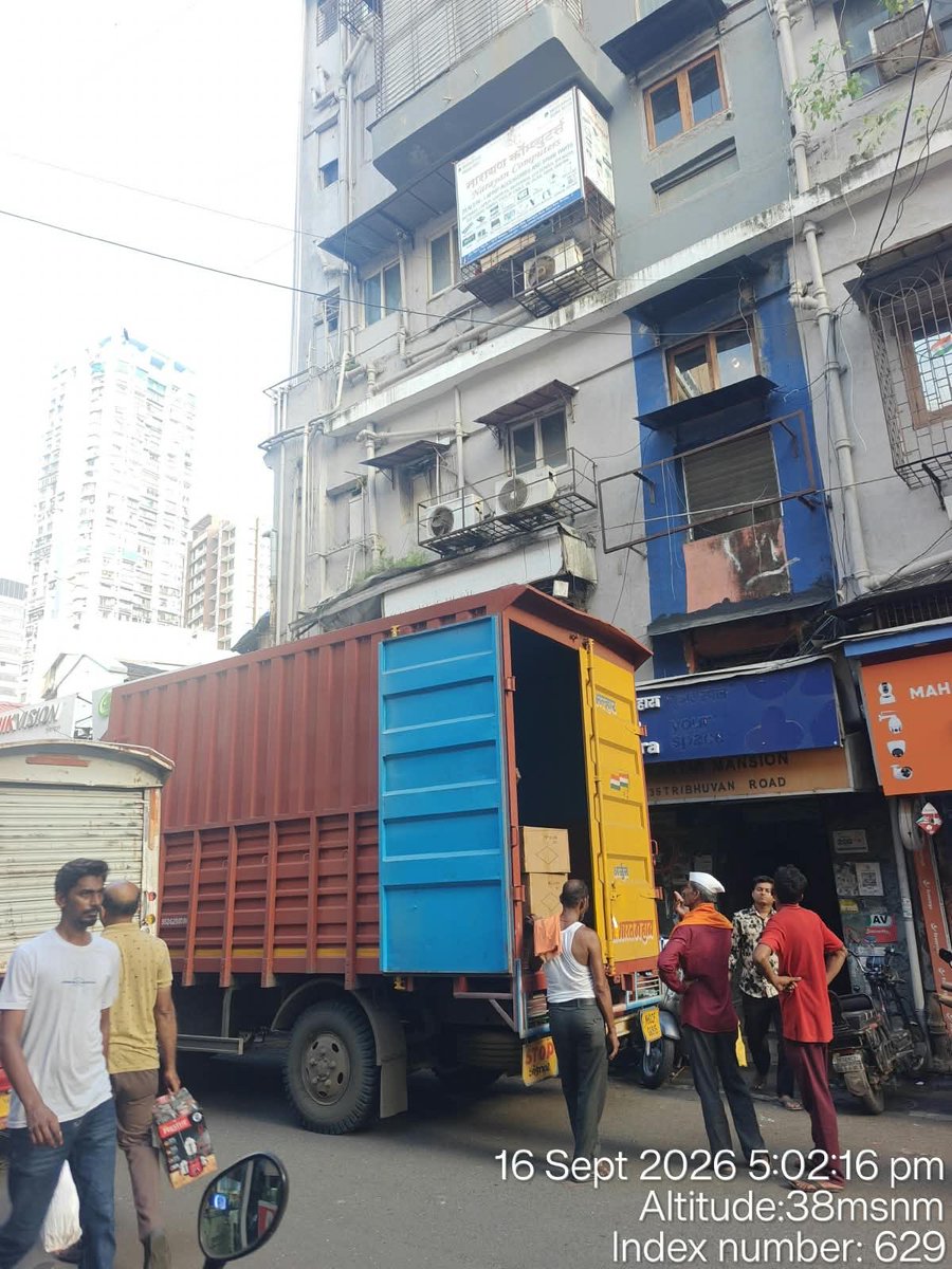 Vikramk11110099's tweet photo. @CPMumbaiPolice कळत नाही डी बी मार्ग पोलिस स्टेशन ग्रैंड रोड पूर्व मुंबई ७. हे त्रिभुवन रोड व दोन हत्ती गली तील अश्या लोडिंग अनलोडिंग वाल्यांवर कारवाई का करत नाही अवजड वाहांनाना सकाळी ७ ते रात्री १० नंतर च परवानगी आहे मग हे 😟 बंद करा बंध करा हा प्रकार 🙏 https://t.co/QTSTjrRZiR