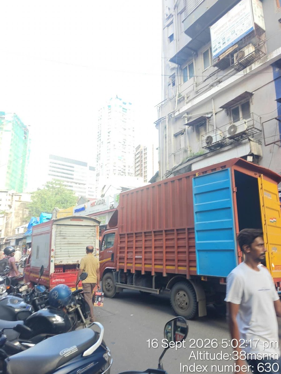 Vikramk11110099's tweet photo. @CPMumbaiPolice कळत नाही डी बी मार्ग पोलिस स्टेशन ग्रैंड रोड पूर्व मुंबई ७. हे त्रिभुवन रोड व दोन हत्ती गली तील अश्या लोडिंग अनलोडिंग वाल्यांवर कारवाई का करत नाही अवजड वाहांनाना सकाळी ७ ते रात्री १० नंतर च परवानगी आहे मग हे 😟 बंद करा बंध करा हा प्रकार 🙏 https://t.co/QTSTjrRZiR