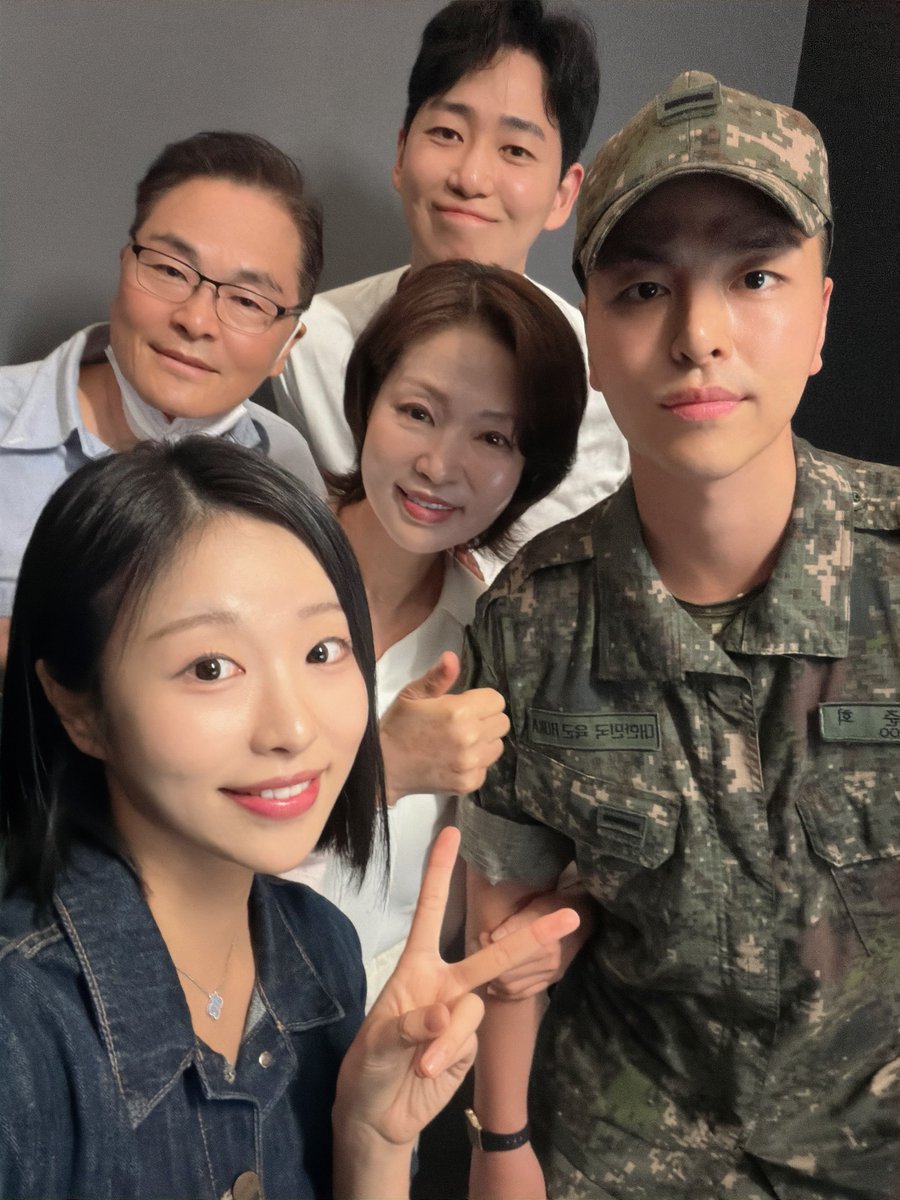 guguberry31's tweet photo. Junhoe's sister ig post

 동생 군대 수료식 
이제 진짜 시작..힘내라..
"my younger brother’s military training completion ceremony. Now the real journey begins… stay strong..🥲"

#JU_NE #JUNHOE #구준회 #iKON https://t.co/QP8O5hAVHI