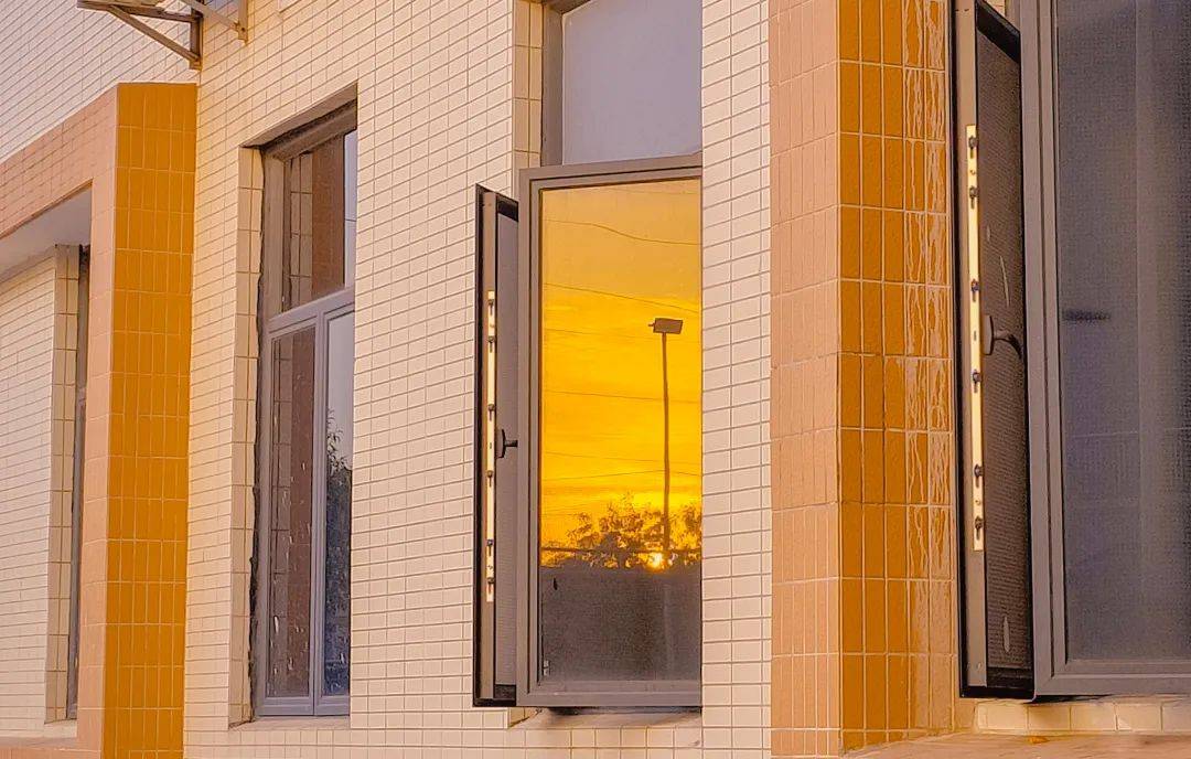 EmilyMappkf's tweet photo. Just finished folding the laundry while the sun sets through the window—small wins that make a Tuesday feel warm https://t.co/FQ24QwvHdX