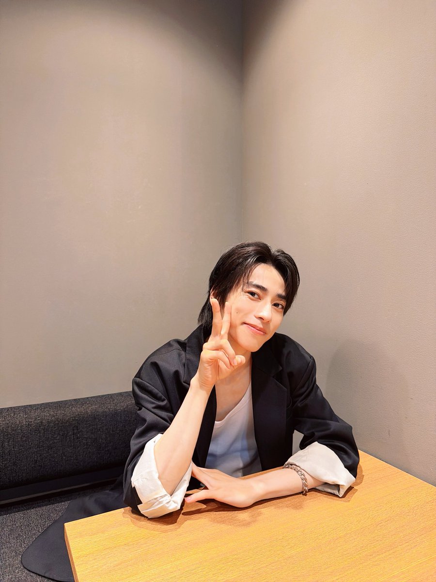 junjunmj_0105's tweet photo. 最近の本島は、カタカナの羅列やそのカタカナの組み合わせのことを熱心によく話しているのですが、

自分に最適な美容方法を探求する
果てなき旅へ、突き進む様子をFASHION SNAPさんに取材いただきました💫

是非、ご覧ください✨✨staff https://t.co/CjBMIqgY5Y