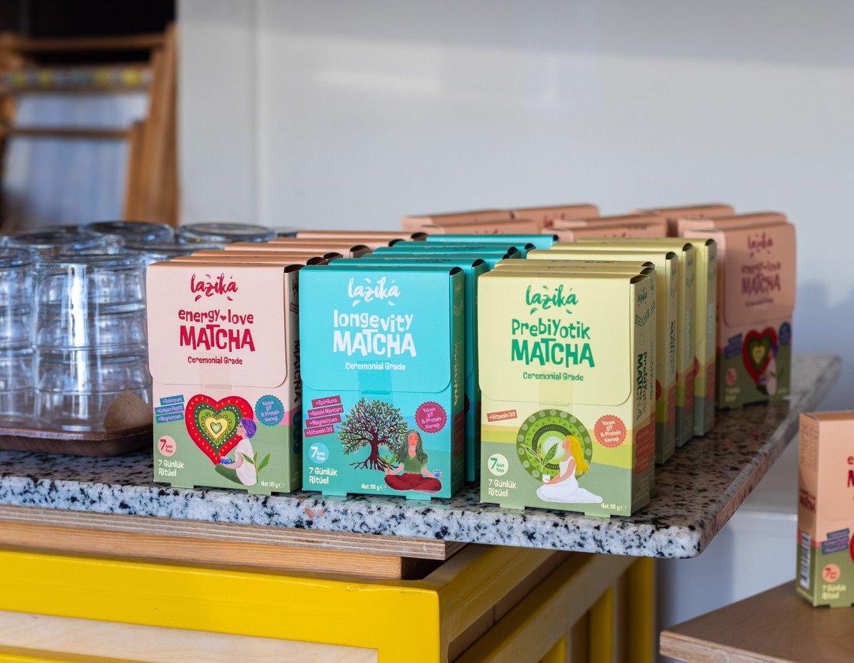 Haberler's tweet photo. Lazika’dan %34 proteinli yeni nesil matcha
Rize’de doğan Lazika, %34 protein içeren ve yalnızca doğal içeriklerle hazırlanan yeni matcha serisini tanıttı. Marka, yüksek proteinli doğal matcha kombinasyonlarının dünyada bir ilk olduğunu belirtiyor.
Lazika Ritüel Matcha serisinde doğal çilek, çikolata, Hindistan cevizi ve vanilya seçenekleri bulunuyor. Marka, “Lezzetli Matcha. Kolayca.” sloganıyla matchayı günlük tüketime daha uygun hale getirmeyi hedefliyor.
2013 yılında Rize’de kurulan Lazika, geleneksel çayın yanı sıra fonksiyonel çaylar ve yeni nesil içecekler geliştiriyor. Rize’deki çay plantasyonu yatırımlarıyla da Türk çayını daha yüksek katma değerli ürünlere dönüştürmeyi amaçlıyor.