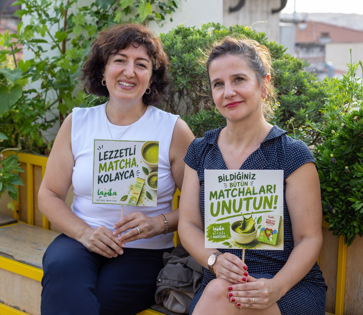 Haberler's tweet photo. Lazika’dan %34 proteinli yeni nesil matcha
Rize’de doğan Lazika, %34 protein içeren ve yalnızca doğal içeriklerle hazırlanan yeni matcha serisini tanıttı. Marka, yüksek proteinli doğal matcha kombinasyonlarının dünyada bir ilk olduğunu belirtiyor.
Lazika Ritüel Matcha serisinde doğal çilek, çikolata, Hindistan cevizi ve vanilya seçenekleri bulunuyor. Marka, “Lezzetli Matcha. Kolayca.” sloganıyla matchayı günlük tüketime daha uygun hale getirmeyi hedefliyor.
2013 yılında Rize’de kurulan Lazika, geleneksel çayın yanı sıra fonksiyonel çaylar ve yeni nesil içecekler geliştiriyor. Rize’deki çay plantasyonu yatırımlarıyla da Türk çayını daha yüksek katma değerli ürünlere dönüştürmeyi amaçlıyor.