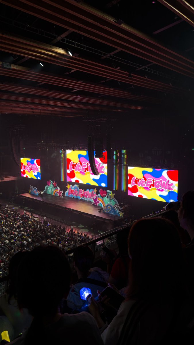 nishi___ry_____'s tweet photo. 人生初‼️

M!LKのリリイベ行ってきた💖

ペンライトの電池が足りず、1本くれたお姉さま、ありがとうございました😭

M!LKって実在してるんだ！ってのを自分の目で確認できた、とってもいい一日でした🌟

#MILK https://t.co/SQSbJpTVvo