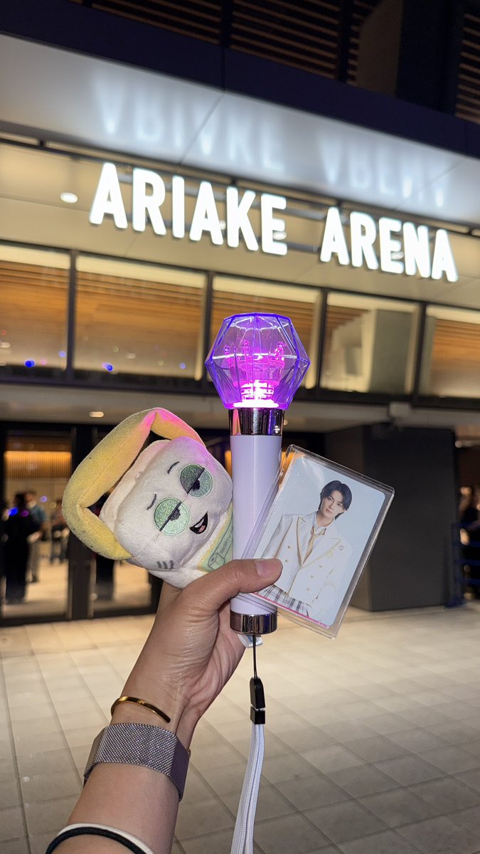 nishi___ry_____'s tweet photo. 人生初‼️

M!LKのリリイベ行ってきた💖

ペンライトの電池が足りず、1本くれたお姉さま、ありがとうございました😭

M!LKって実在してるんだ！ってのを自分の目で確認できた、とってもいい一日でした🌟

#MILK https://t.co/SQSbJpTVvo