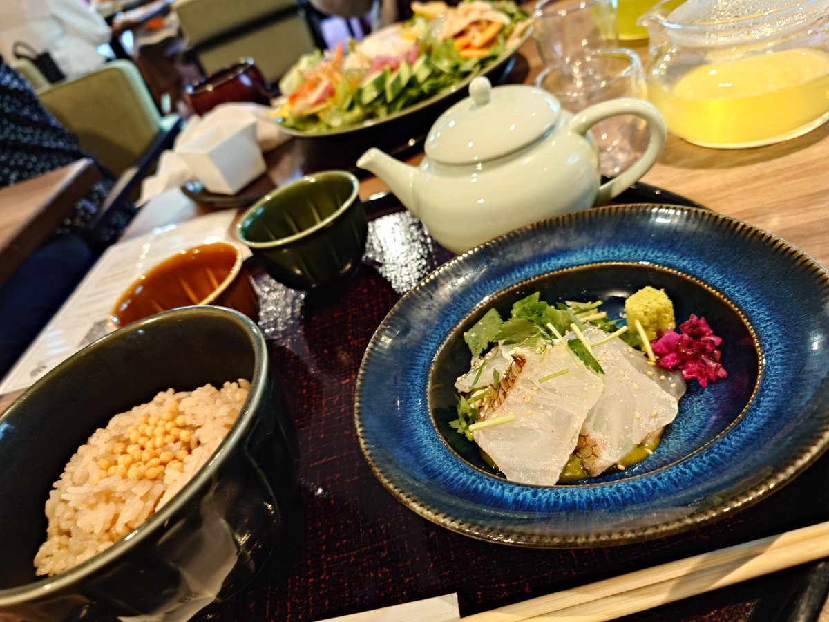 rena_chu's tweet photo. お昼は日本茶がコンセプトのレストランででランチして、美術館見たあとは中のカフェでひと休み

お茶のレストランはせっかくだから別でお茶を頼んだけど、2人とも違う種類頼んだから違いを楽しめた！
カフェは景色楽しめるし、洋酒強めのモンブラン美味しかった〜
#レストラン1899お茶の水 
#NEZUCAFE https://t.co/dN38AcQfZe