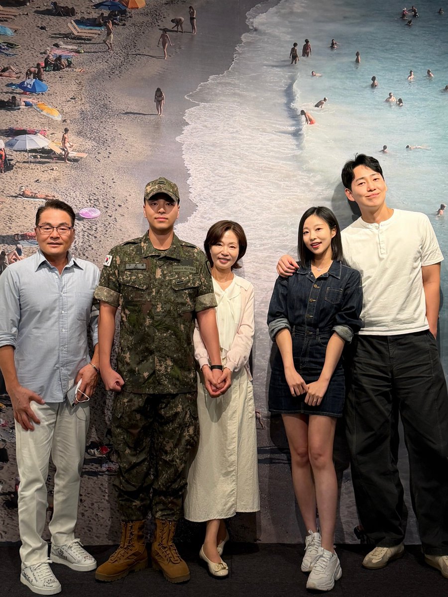 guguberry31's tweet photo. Junhoe's sister ig post

 동생 군대 수료식 
이제 진짜 시작..힘내라..
"my younger brother’s military training completion ceremony. Now the real journey begins… stay strong..🥲"

#JU_NE #JUNHOE #구준회 #iKON https://t.co/QP8O5hAVHI