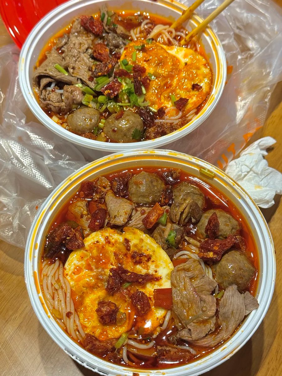 dn18279311's tweet photo. Spicy beef rice noodles loaded with toppings. Tender beef, bouncy meatballs &amp; runny fried egg, swimming in rich red chili broth. Pure comforting spicy goodness in every bite.
#ChineseFood #SpicyFood #NoodleLovers #Foodie https://t.co/tmu35Jm7Hz