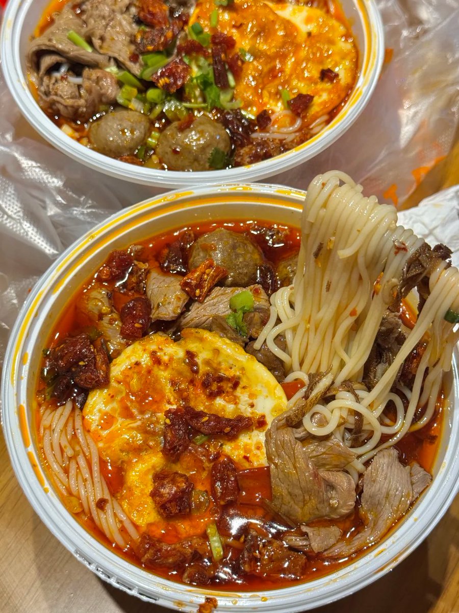 dn18279311's tweet photo. Spicy beef rice noodles loaded with toppings. Tender beef, bouncy meatballs &amp; runny fried egg, swimming in rich red chili broth. Pure comforting spicy goodness in every bite.
#ChineseFood #SpicyFood #NoodleLovers #Foodie https://t.co/tmu35Jm7Hz