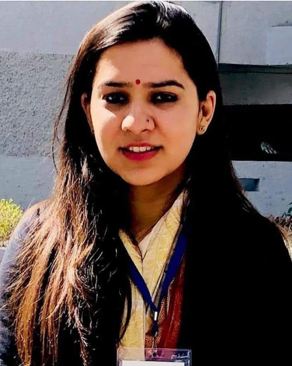 AjitSinghRathi's tweet photo. तहसील से प्रमाण पत्र लेने में आम आदमी के जूते घिस जाते है। और यहाँ देहरादून की सदर तहसील से फ्रीडम फाइटर आश्रितों के फ़र्जी सर्टिफिकेट की रेवड़ी बंट गई। नीचे से आई रिपोर्ट के आधार पर एसडीएम अपूर्वा सिंह और पूर्व एसडीएम हरिगिरि ने आँख बंद करके साइन किए। मजे की बात ये है कि हरिगिरि हरिद्वार में सिटी मजिस्ट्रेट का पद एंजॉय कर रहे हैं और अपूर्वा सिंह भी एसडीएम की कुर्सी पर सुरक्षित है। 
ये भी एक्सक्यूज़ लिया जा सकता है कि हर प्रमाण पत्र की जाँच एसडीएम द्वारा मौके पर जाकर नहीं की जा सकती, लेकिन स्वतंत्रता सेनानियों की तो हो ही सकती है। फ्रीडम फाइटर तो वैसे भी गिनती के है। 
इन प्रमाण पत्र धारकों में से चार में MBBS में दाखिला भी ले लिया। जब हंगामा हुआ तो इनमें से चार को निरस्त करते हुए FIR कराई गई। बाक़ी की जाँच जारी है। इसके अलावा सैकड़ों की संख्या में अलग अलग जिलों में फर्जी मूल निवास प्रमाण पत्र बनाए जाने की ख़बर आ रही है। जिनकी जाँच चल रही है। 
@pushkardhami @dmdehradun