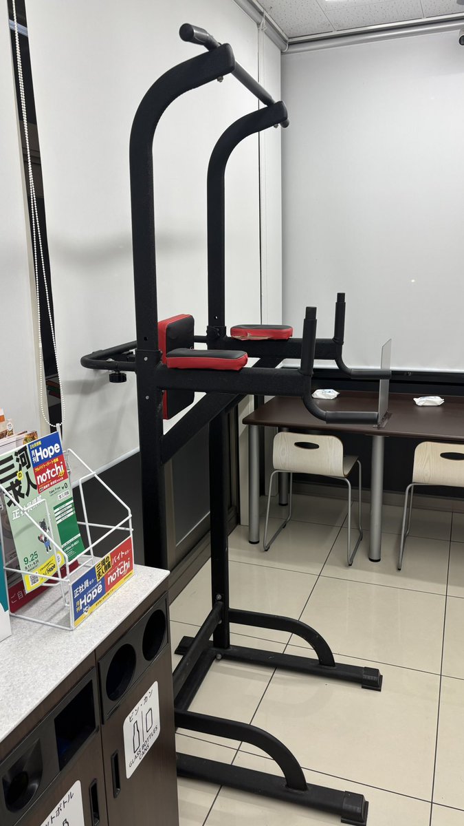 Monty_No2_'s tweet photo. なぜコンビニに置いてあるのか分からないものランキング第1位 https://t.co/OxBEBsF07b