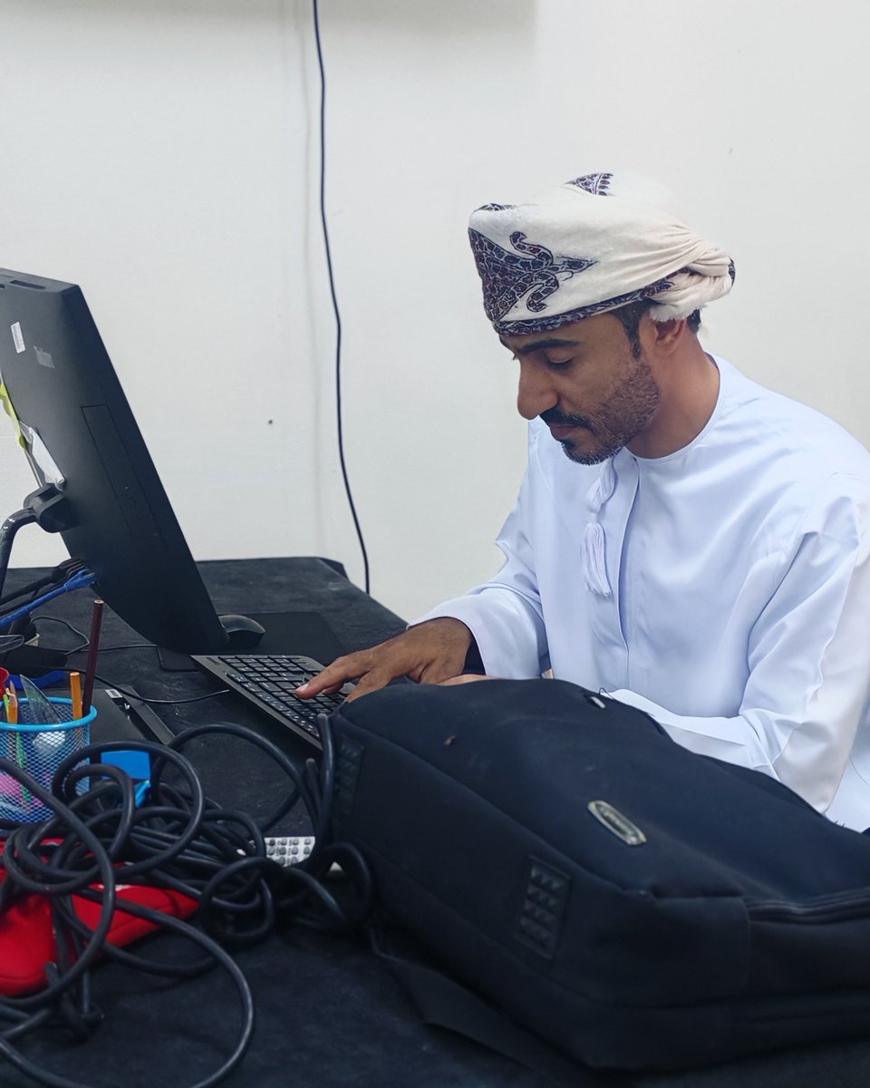 EduGovDkh4603's tweet photo. نفذ الأستاذ هلال البوسعيدي ورشة تدريبية للمعلمين الجدد
 تضمنت الورشة على تدريب المشاركين على استخدام وتفعيل منصة نور ومنظومة إجادة. https://t.co/NrSavZlyz6