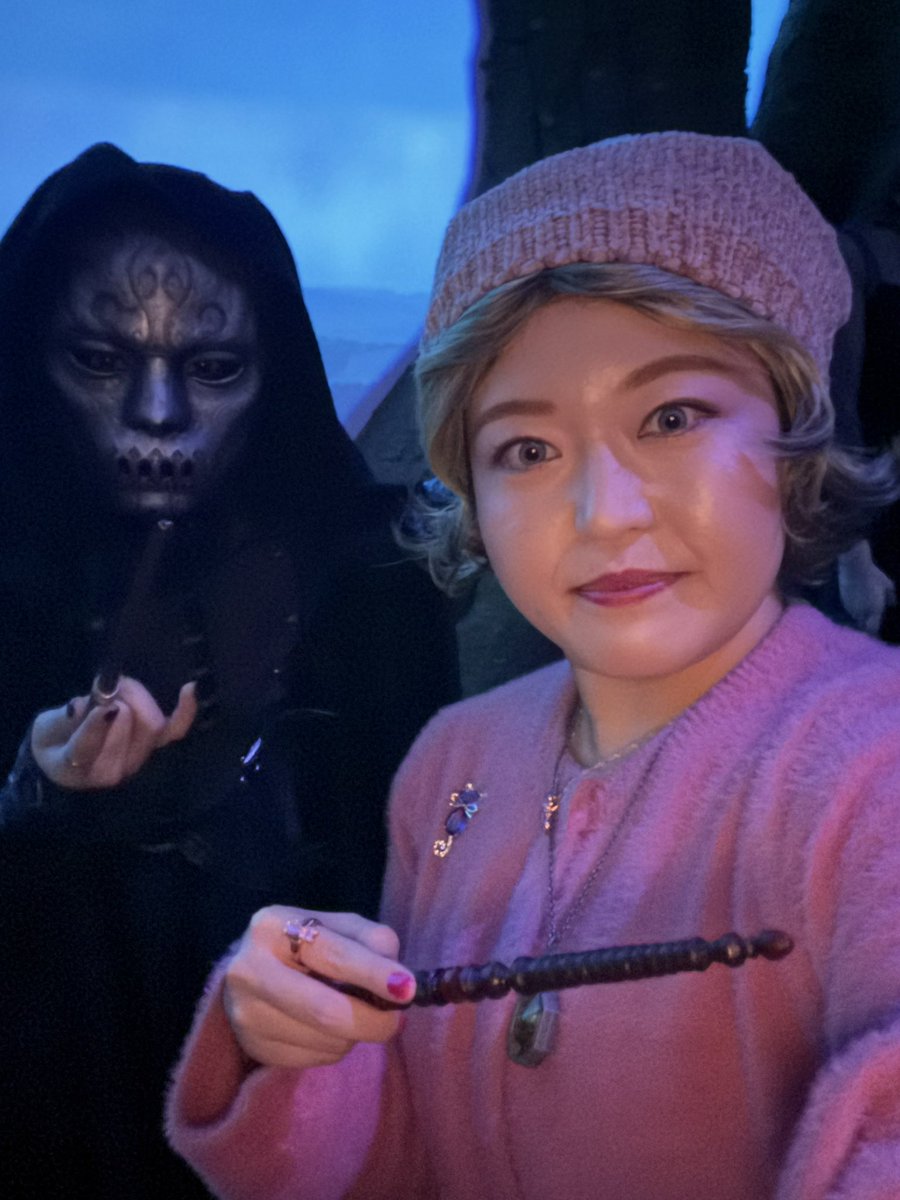 yt_dream__'s tweet photo. デスイーターと自撮り🤳できる日が来るとは…!!💀🪄
嬉しすぎてついついキャラを忘れて満面の笑み🤣🐱🎀🪄
指輪やネイル、細部に至るまで素敵すぎる…!!👀🖤
#闇の魔術のハロウィーン
#ハリポタツアーで闇ハロ
#ハリポタツアー
#StudioTourTokyo https://t.co/qYeHjMep6C