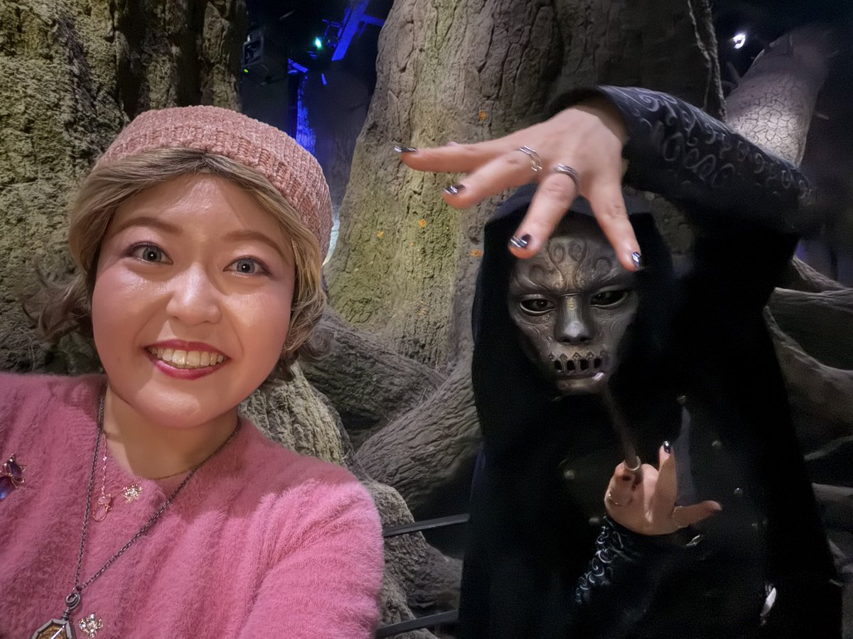 yt_dream__'s tweet photo. デスイーターと自撮り🤳できる日が来るとは…!!💀🪄
嬉しすぎてついついキャラを忘れて満面の笑み🤣🐱🎀🪄
指輪やネイル、細部に至るまで素敵すぎる…!!👀🖤
#闇の魔術のハロウィーン
#ハリポタツアーで闇ハロ
#ハリポタツアー
#StudioTourTokyo https://t.co/qYeHjMep6C