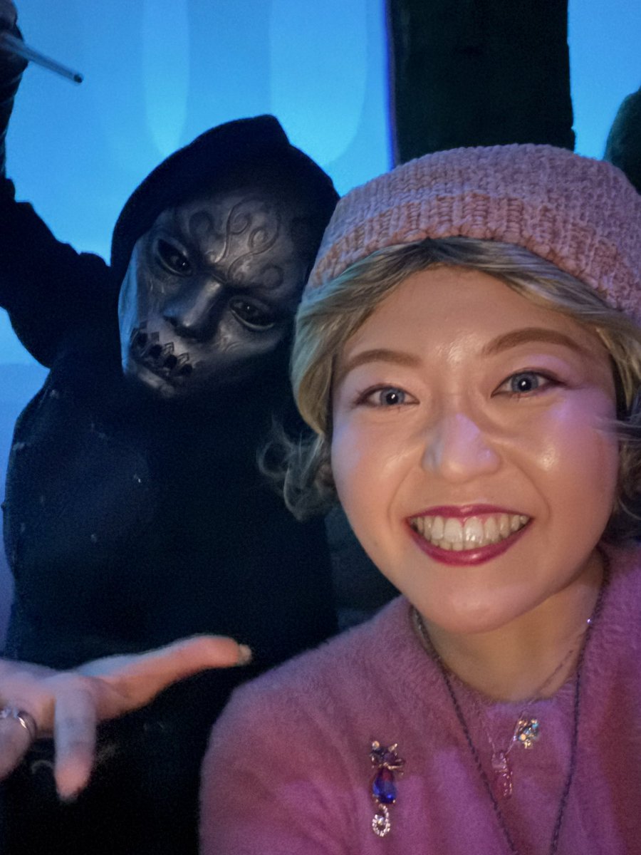 yt_dream__'s tweet photo. デスイーターと自撮り🤳できる日が来るとは…!!💀🪄
嬉しすぎてついついキャラを忘れて満面の笑み🤣🐱🎀🪄
指輪やネイル、細部に至るまで素敵すぎる…!!👀🖤
#闇の魔術のハロウィーン
#ハリポタツアーで闇ハロ
#ハリポタツアー
#StudioTourTokyo https://t.co/qYeHjMep6C