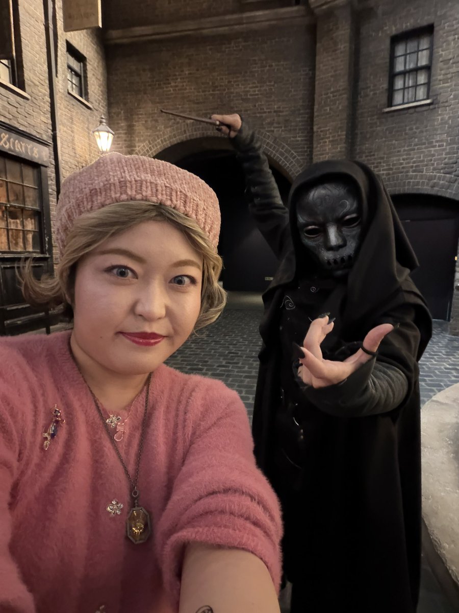 yt_dream__'s tweet photo. デスイーターと自撮り🤳できる日が来るとは…!!💀🪄
嬉しすぎてついついキャラを忘れて満面の笑み🤣🐱🎀🪄
指輪やネイル、細部に至るまで素敵すぎる…!!👀🖤
#闇の魔術のハロウィーン
#ハリポタツアーで闇ハロ
#ハリポタツアー
#StudioTourTokyo https://t.co/qYeHjMep6C