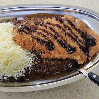 38kenshin's tweet photo. ナイター中継がないので会社からの帰りは遠回りして久しぶりにチャンカレ本店でLカツを🍛間違いのない美味さ＆満足度🤗この時間に来ること自体も珍しくて気がついたのは年配の客が多いこと😮やはり古くからの金沢市民は元祖＆本家本元だと感心＆納得しました👍 ＃金沢カレー ＃チャンピオンカレー https://t.co/PuY97D8Hc9