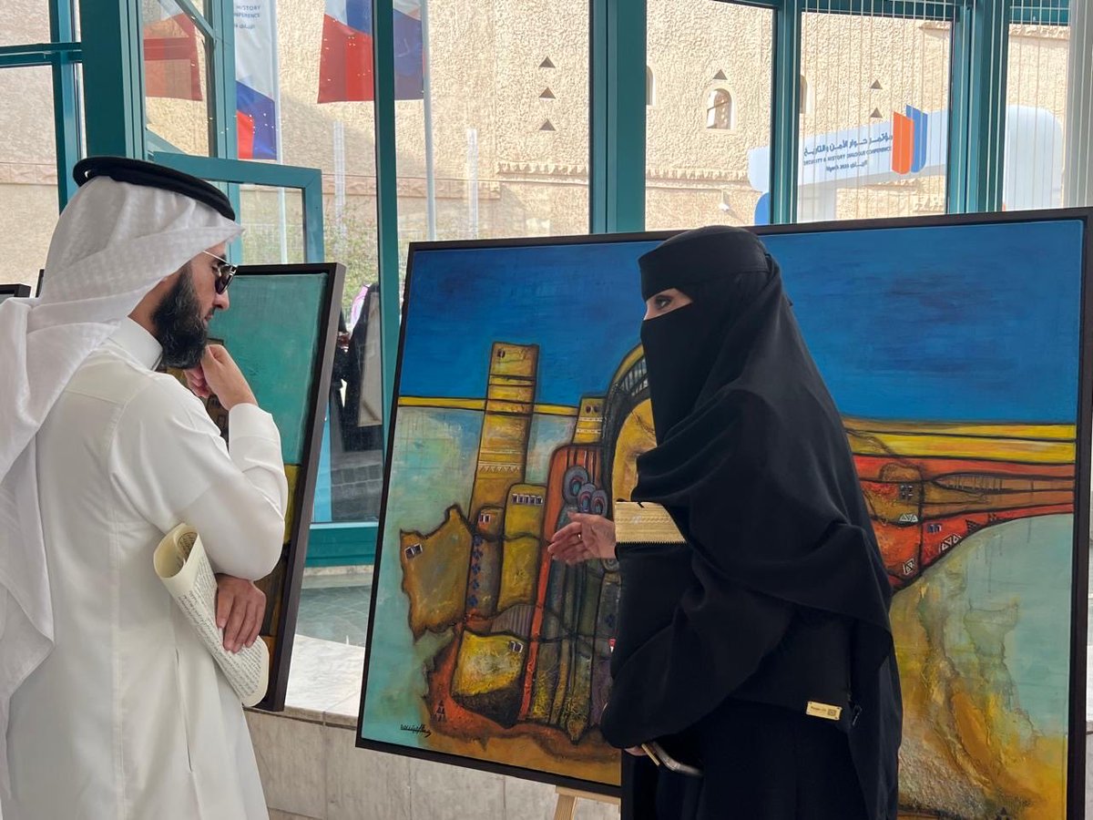 ManalALrawished's tweet photo. من الشخصيات المؤثرة التي التقيت بها في #مؤتمر_حوار_الأمن_والتاريخ ل #وزارة_الداخلية الأستاذ #ياسر_الحزيمي @ybh_100 وسعدت بالحديث معه والنقاش الثري والاستفسار الذي ينم عن شخصية موزونة عميق في الرؤية وثري بالخبرة ولفت انتباهي مستوى التأمل العميق للعمل الفني .
 وهو من الشخصيات التي تكسب مهارات لتطوير الذات من خلال صناعته المحتوى عن مهارات وقيم في العلاقات الإنسانية والتنمية البشرية ومنها برنامجه الحديث #تخلق .
#الفن_لغة_حياة