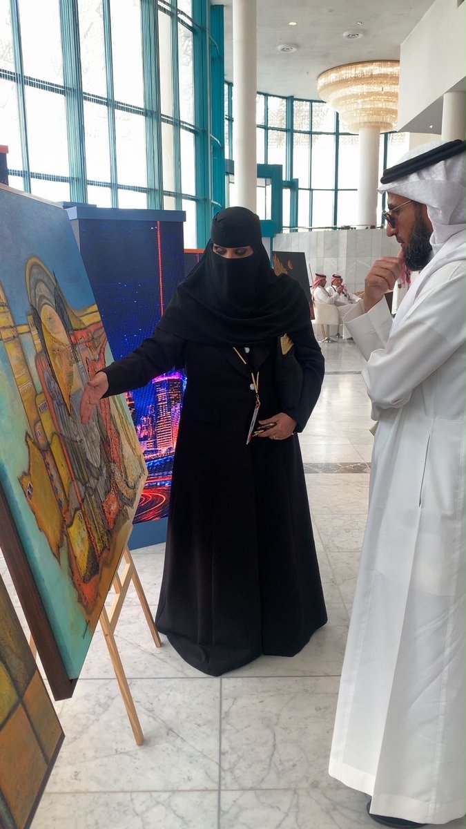 ManalALrawished's tweet photo. من الشخصيات المؤثرة التي التقيت بها في #مؤتمر_حوار_الأمن_والتاريخ ل #وزارة_الداخلية الأستاذ #ياسر_الحزيمي @ybh_100 وسعدت بالحديث معه والنقاش الثري والاستفسار الذي ينم عن شخصية موزونة عميق في الرؤية وثري بالخبرة ولفت انتباهي مستوى التأمل العميق للعمل الفني .
 وهو من الشخصيات التي تكسب مهارات لتطوير الذات من خلال صناعته المحتوى عن مهارات وقيم في العلاقات الإنسانية والتنمية البشرية ومنها برنامجه الحديث #تخلق .
#الفن_لغة_حياة