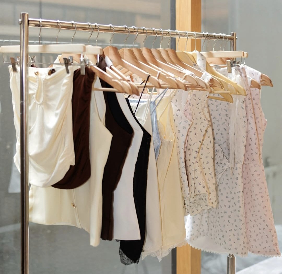 hycapt's tweet photo. kayaknya ini definisi dinner outfit yang aku suka 😭
clean, feminine, warna soft, tapi tetep lucu &amp; gak boring. local brand ini gemes bgt pls 🤍 https://t.co/gqwy3mVFza
