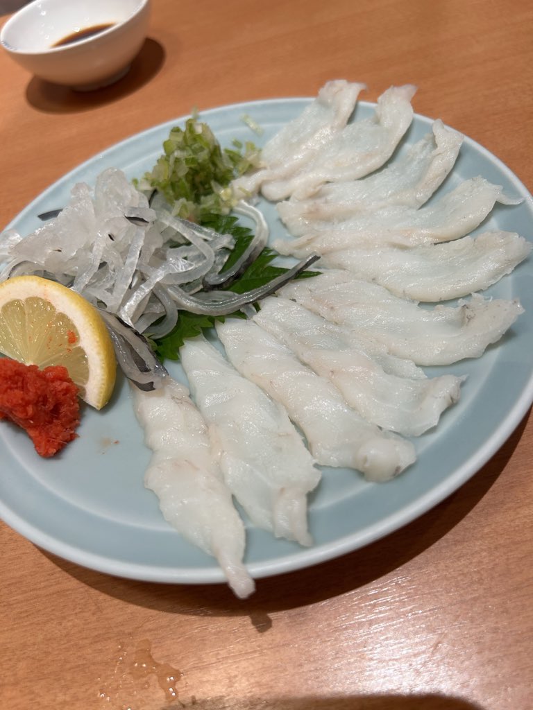 gv100cc's tweet photo. 待ち時間目安 : 60分以上から一向に進まない…
一旦お寿司食べたけど変わらずなので、
フグ刺しに手を出した。
#RingoJamCafe https://t.co/933PTFu2qR