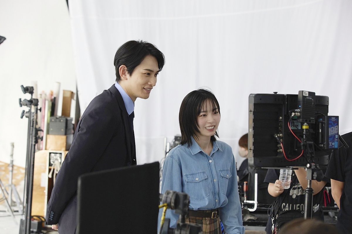 oricon's tweet photo. 町田啓太＆宮﨑優、新CMで再タッグ🚗
映画のワンシーンさながら…真剣な佇まい披露

📸CMカット多数
https://t.co/Aey75rZbLu

CMは21日より公開 https://t.co/hoW01bjC31