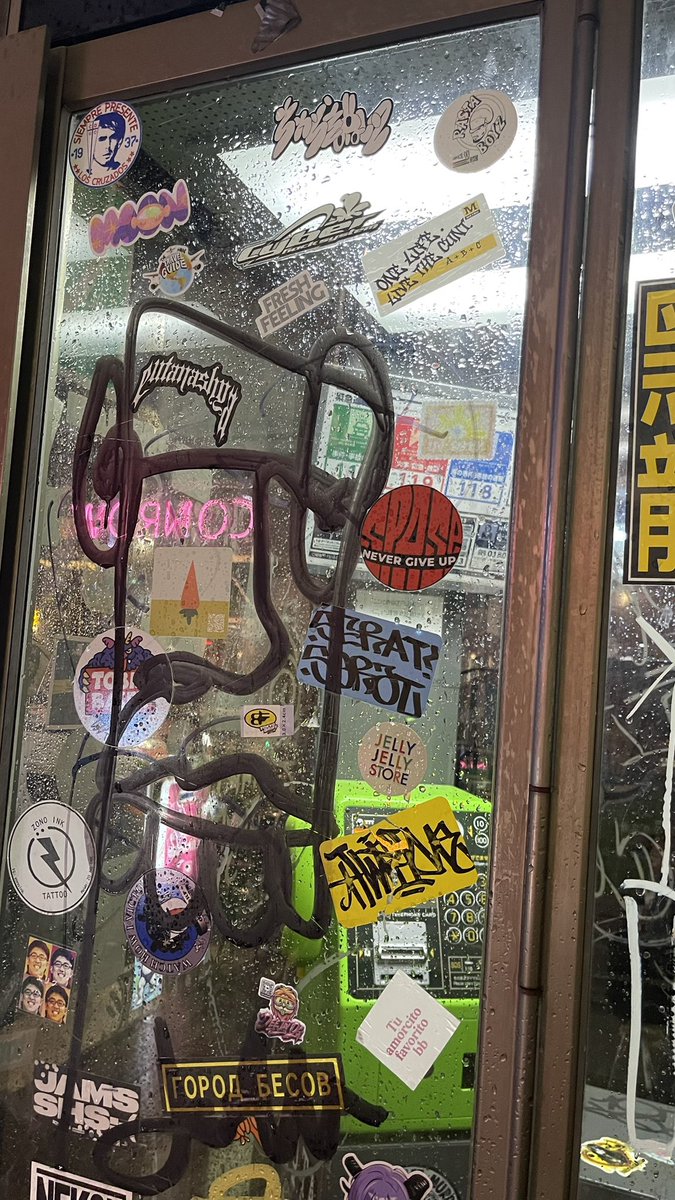 MARU_ATIN's tweet photo. JOSHとJUSTINが行った渋谷のステーキ屋さんに仕事のあと行ってきた🎶

JUSTINのアクスタはまだ無いから、
KENを連れていったよ🫶✨

電話BOXに貼ってあるSB19シールは、
雨で滲んじゃってた😭😭

また早く日本に来てほしいし、
ステッカーまた貼りに来てね🥹🫶💙 https://t.co/dBl8dLXmEb
