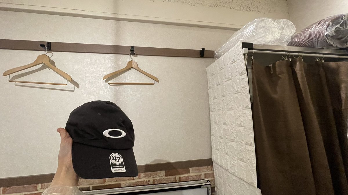 MARU_ATIN's tweet photo. JOSHとJUSTINが行った渋谷のステーキ屋さんに仕事のあと行ってきた🎶

JUSTINのアクスタはまだ無いから、
KENを連れていったよ🫶✨

電話BOXに貼ってあるSB19シールは、
雨で滲んじゃってた😭😭

また早く日本に来てほしいし、
ステッカーまた貼りに来てね🥹🫶💙 https://t.co/dBl8dLXmEb