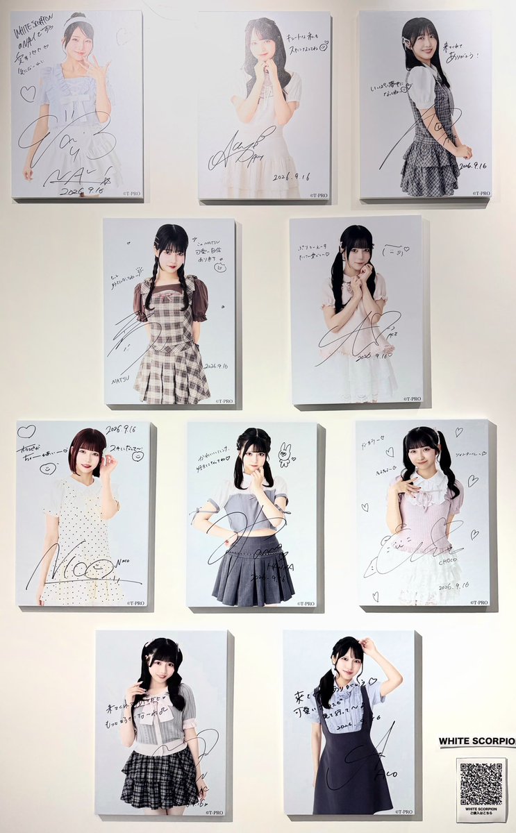 icondolllounge's tweet photo. ⸝⸝⸝♡ ラフォーレ原宿POP UP SHOPが開催中 ♡⸝⸝⸝

◤ POP UP SHOP BY iCON DOLL LOUNGE 2026 ～ AUTUMN COLLECTION ～ ◢

アイドル×ファッションブランドの夢の豪華コラボが実現中˗ˏˋ ‼️ ˎˊ˗
限定グッズの販売や特別なフォトパネルを展示中 ⊹₊⋆ 💌 ⋆₊⊹

⋆˖⁺⸝⸝⸝─────────────⸝⸝⸝⁺˖⋆
📢 ✧ 𝖭𝖾𝗐𝗌 ✧
／
✧˖° WHITE SCORPION   °˖✧ 様がご来店
👗 衣装： evelyn @evelyn_tokyo
👗 アクセサリー：PARISKID'S @PARISKIDS、Lattice&Lessignes @LatticeLes

ブランド衣装着用のイベントはファン必見🤍
＼

なんと！店頭に展示中の限定フォトパネルに、メンバーの【直筆サイン】をいただきました⋆͛📢⋆
ぜひラフォーレ原宿5Fの店頭で、貴重なサイン入りパネルをチェックして✧˖° 🕊 ˖°✧

- - - 💡 𝖨𝖭𝖥𝖮 💡 - - -
こちらの限定フォトパネルは、公式通販サイトにて期間限定で【WEB受注販売】を行っております🛒💨
遠方の方も、店頭で実物を見た方も、この機会をお見逃しなく！

🛒ご購入はこちら👇
https://t.co/5yr2yHvVtE

#icondolllounge #WHITESCORPION #ラフォーレ原宿