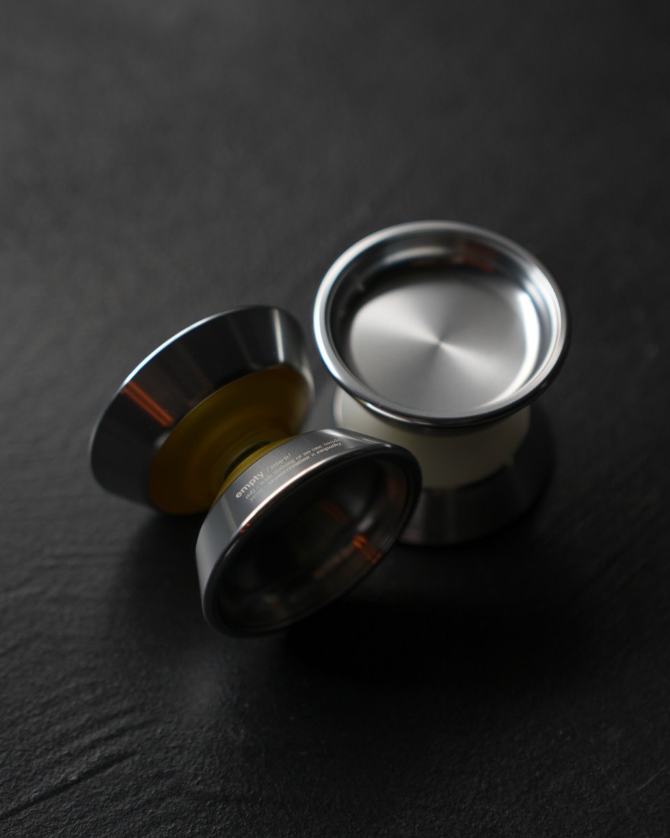 yoyorecreation's tweet photo. “エンプティー”

チェコの新進気鋭ヨーヨーブランド「エンパシー」とYYRによるコラボレーションモデル。

金属リムとキャップを融合したユニークな構造ならではの重量配分が、軽やかで柔らかく、宙に浮くようなフィーリングを生み出します。
気負わず楽しめるカジュアルな使用感で、日常的に持ち歩く一機としてもおすすめです。

ボディ素材は、イエローにPC、ホワイトにPOMを採用。
非常に軽量なPC版では、このモデルのコンセプトを体現する、羽のようにフローティーな感触を楽しめます。
POM版は、PC版よりも安定感が高く、よりコントローラブルな使用感に。軽量モデルが苦手な方にもおすすめです。