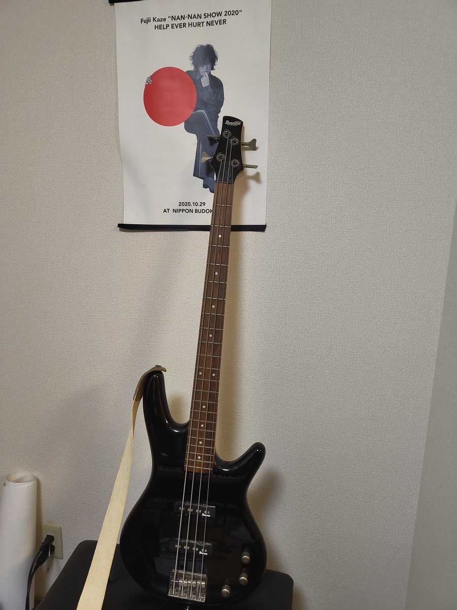 toho3minutes's tweet photo. 友人からベースをもらってちょうど1ヶ月。
非常に楽しい。

練習中楽曲：
・Ditto(指弾き)
・踊り子(指弾き)
・リライト(ピック弾き)

スラップも練習しているが、やる度に親指が取れている。ありえない弾き方過ぎる。
マーカス・ミラーのPowerでベースの魅力を知った人間なので、いつか弾いてみたい。 https://t.co/cSLRUbDWLu