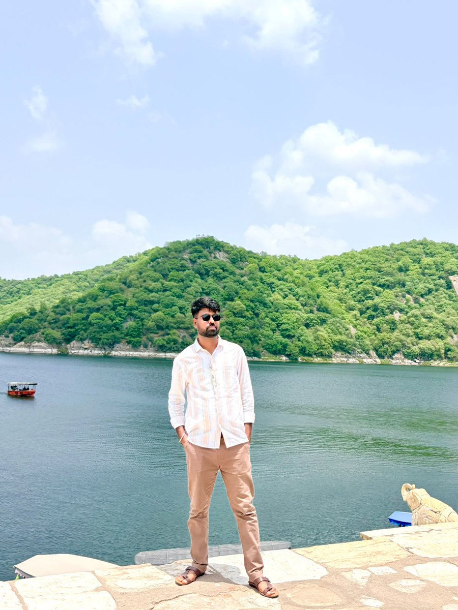 JATbera1's tweet photo. नाम: दिनेश जाट 
गाँव: ग्वालू (नागौर)

भाई दिनेश का चयन RAS 2023 में RTS सेवा (राजस्थान तहसीलदार सेवा) के लिए हुआ। RAS 2024 में दिनेश का पुनः 111 वीं रैंक के साथ चयन हुआ है। लेकिन दिनेश RAS 2024 में नियुक्ति प्रक्रिया में शामिल ने होने हेतु शपथ पत्र देकर प्रशंसनीय व मानवता का कार्य किया है। भाई दिनेश का कहना है कि मेरे RAS 2024 में नियुक्ति प्रक्रिया से बाहर होने पर लास्ट रैंक पर किसी अन्य वंचित भाई का RAS सेवा में नियुक्ति का सपना पूरा हो सकता है और एक पूरे परिवार की जिंदगी संवर सकती है।

भाई दिनेश की सोच को एक बार पुनः सलाम और भविष्य के लिए देर सारी बधाई एवं शुभकामनाएं 🎉🎉