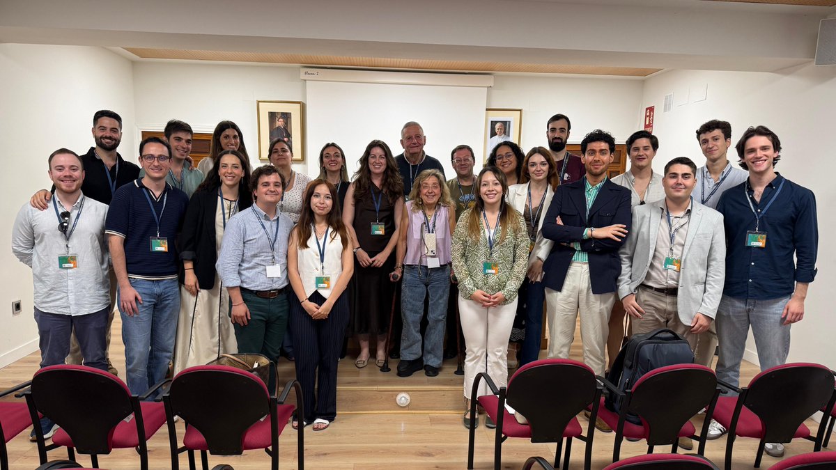 archimadrid's tweet photo. 📰#RedFratelli entrega al Papa las conclusiones del #ForoPolíticaJoven, recogidas en el documento «Alzando la mirada: Una política joven desde la dignidad y la fe»

➡️La Asamblea de inicio de curso se celebrará este viernes en la sede de la @DelejuMadrid 

https://t.co/OXUj79DSvk https://t.co/R8ByqFagBS