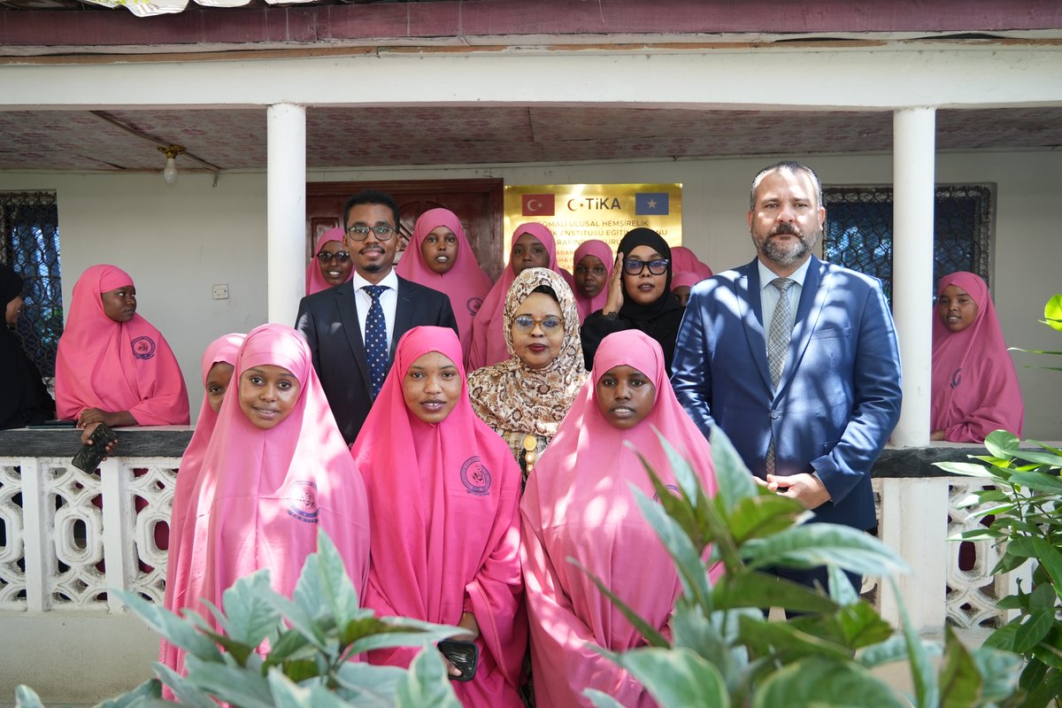 Tika_Turkiye's tweet photo. TİKA, Afrika’daki dost ülkelerin sağlık alanındaki insan kaynağının geliştirilmesine ve sağlık hizmetlerinin niteliğinin artırılmasına katkı sağlamayı sürdürüyor.

🇹🇷🇸🇴 Bu doğrultuda, #Somali’nin başkenti Mogadişu’da bulunan Somali Ulusal Hemşirelik ve Ebelik Eğitim Enstitüsünde, teorik ve pratik eğitim ekipmanlarıyla donatılan bir eğitim salonu kuruldu.

Teorik bilgilerin uygulamalı eğitimlerle pekiştirileceği bu salonda verilecek eğitimler, özellikle kırsal bölgelerde görev yapacak nitelikli hemşire ve ebelerin yetişmesine katkı sağlayarak anne ve çocukların temel sağlık hizmetlerine erişimini güçlendirecek.