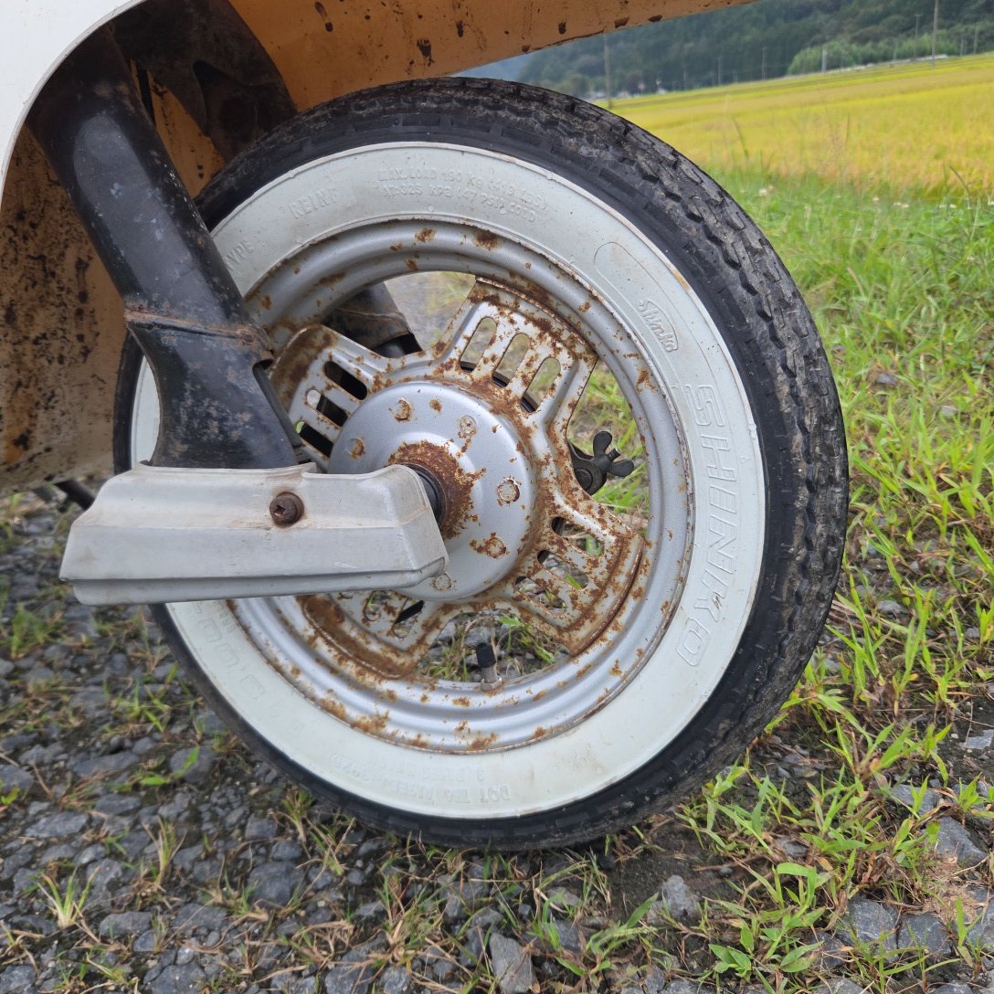 2stroke50cc's tweet photo. YAMAHA ベルーガ売ります！
鍵・書類あり
走る曲がる止まるOKのベース車！
25年製新品！シンコーSR550
 3.00-10 高級タイヤ履いてます！
宮古市から3万円！ https://t.co/nIiluPsTfD