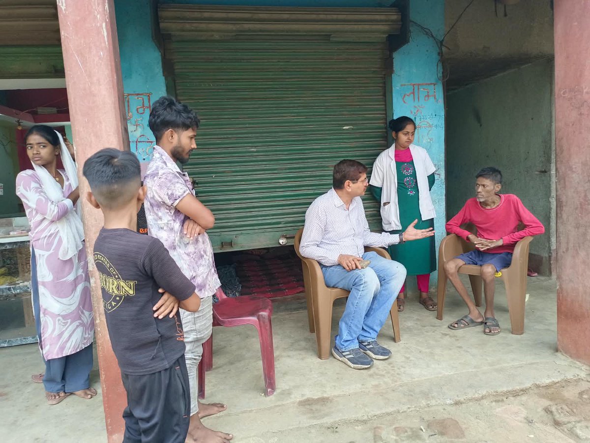 DKoderma's tweet photo. जिला यक्ष्मा पदाधिकारी-कोडरमा, डॉ रमन कुमार ने दि-16/09/2026 को Maheshpur एवं CHC डोमचांच, कोडरमा, झारखं�� में ईलाजरत टीबी मरीज के घर का भ्रमण किया इस दौरान उनकी ईलाज़ एवं स्वास्थ्य स्तिथि की जानकारी ली साथ हीं मरीज के संपर्क में आये सस्पेक्ट व्यक्��ियों की भी जांच की।
#TBmuktBhart https://t.co/iQwknvHNNW