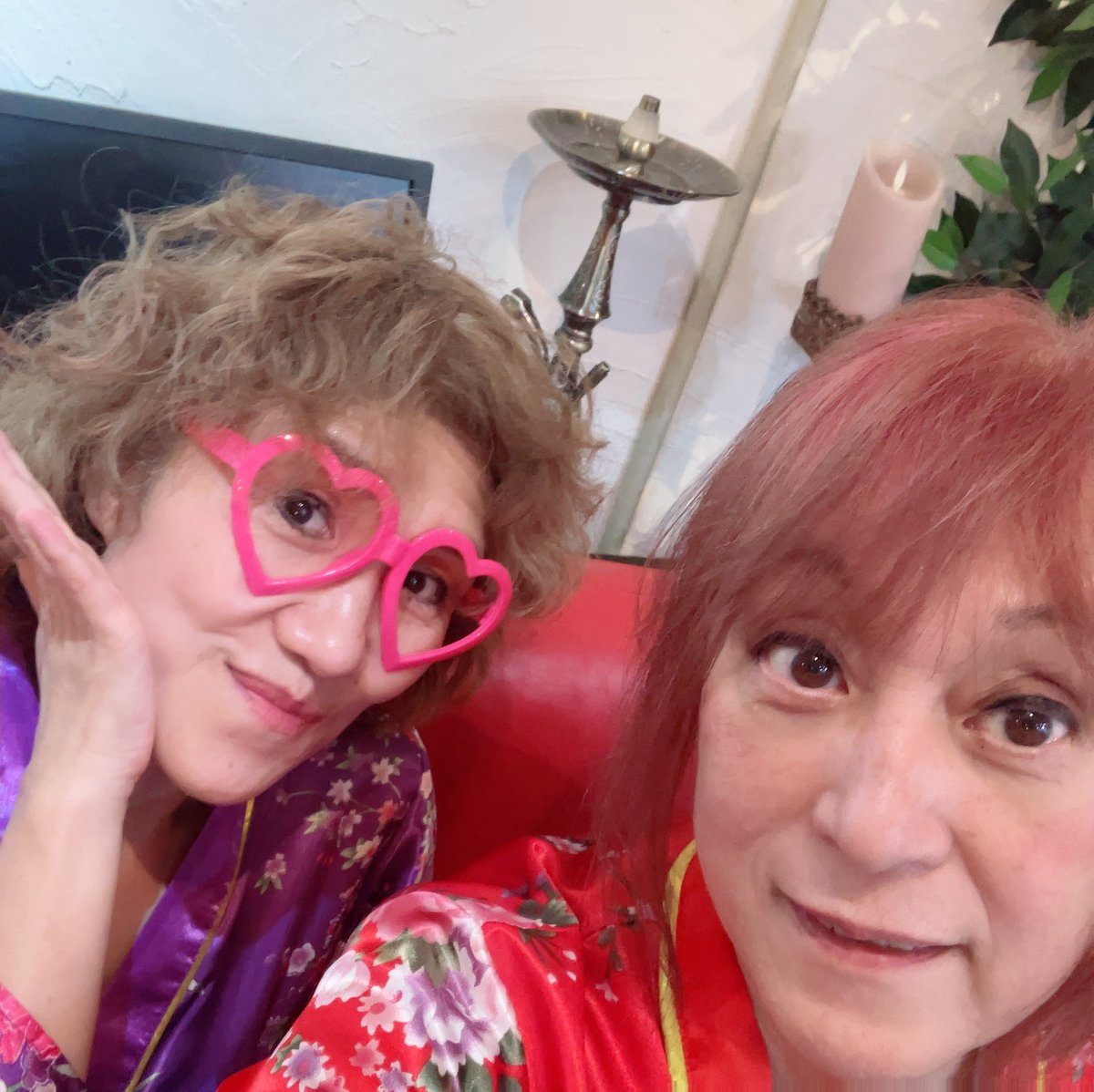 FairySisters2's tweet photo. https://t.co/INI5eDX4xS

21時からフェアリーシスターズのお笑い歌謡ナイトYouTubeライブ配信はじまるよ！みなさんのご視聴、リクエストお待ちしてます。

#お笑い
#歌謡曲
#高齢者
#YouTubeライブ配信
#フェアリーシスターズ https://t.co/5Q8ilJ533x