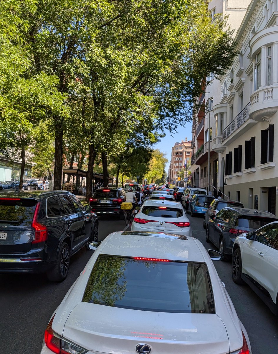 pedalibre's tweet photo. Estas son las condiciones que ofrece el @MADRID para quien decide moverse en bicicleta. Y eso, que la foto corresponde a un supuesto "itinerario ciclista" marcado por un #timocarril
📸 C/ Juan Bravo
#SemanaEuropeaDeLaMovilidad
#SEM2026
#RedCiclistaYa https://t.co/FL7GD9qaou
