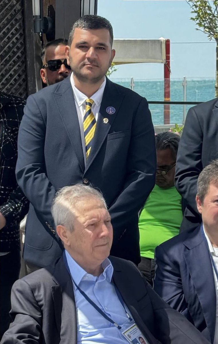 melihbozkir's tweet photo. Bizim yolumuz dikenli, ayağını seven gelmesin! 💪💛💙 https://t.co/Xyy8Vglk7W