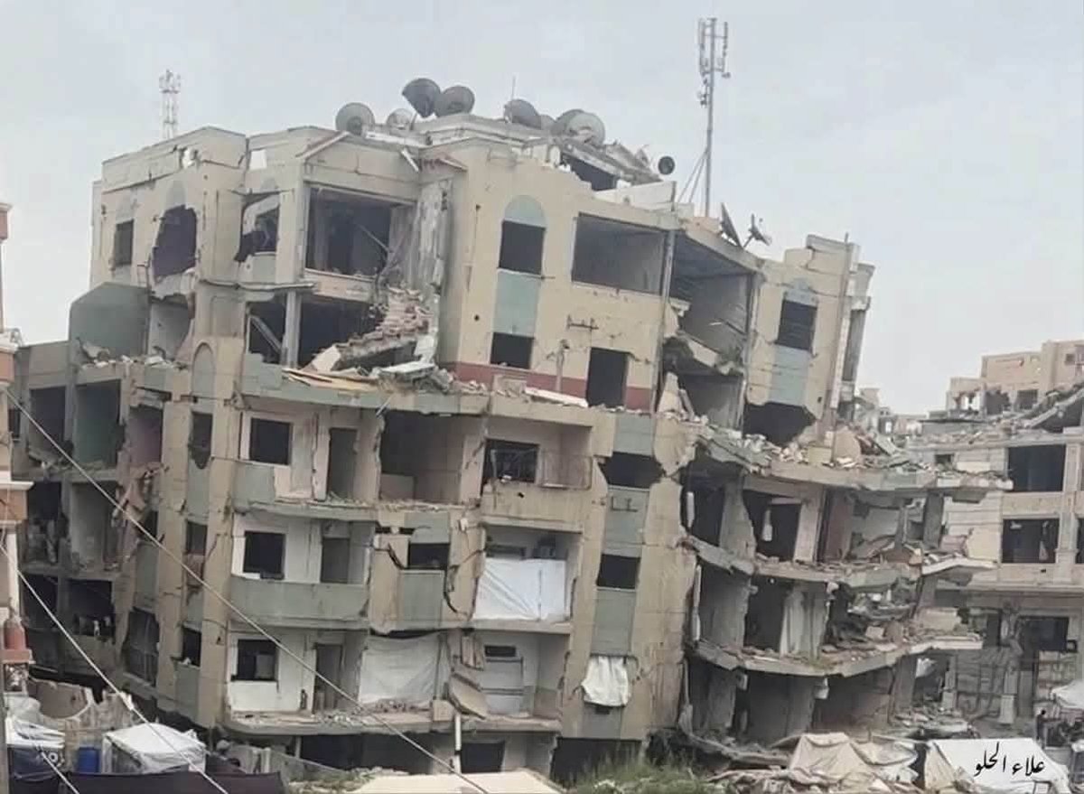 islamasalya88's tweet photo. Bu bina, yaşamak için uygun olmadığı ve her an yıkılacakmış gibi göründüğü hâlde, 100’den fazla insana nasıl barınak olabiliyor?

Peki hiç düşündünüz mü? 100’den fazla insan, her an üzerlerine yıkılmasını bekledikleri bir binada nasıl yaşayabilir?

Onları bu binaya sığınmaya mecbur bırakan neydi?

Çünkü başka seçenekleri yoktu… Onları ve çocuklarını koruyabilecekleri, başlarını sokabilecekleri başka bir yer yoktu. Onları bu binada yaşamaya mecbur bırakan şey; çaresizlik, yeterli sayıda prefabrik ev ve çadırın bulunmaması, güvenle oturabilecekleri ve geceyi geçirebilecekleri bir karış toprağın bile olmamasıydı.

Onları her gece, bu binanın başlarına yıkılabileceğini bilerek uyumaya mecbur bırakan şey, ümmetin onları yalnız bırakması ve bu kuşatma altında kendi hâllerine terk etmesiydi. Onlar acı çekiyor, sabrediyor ve Allah’a tevekkül ediyorlardı.

Hayatlarını, tüm zorluklara, sıkıntılara, bombardımanlara ve ölümlere rağmen sürdürmekten başka çareleri yoktu.

Ve bugün… Bu bina yıkıldı. Enkazın altında çocuklar, kadınlar ve yaşlıların da aralarında bulunduğu 100’den fazla insan kaldı. Hâlâ enkaz altında olanlar var.

Onların kanı boynumuzda bir emanettir. Enkaz altında hayatını kaybedenler ve toplu bir mezara dönüşen bu bina, hepimize şahit olacaktır.

Hayatını kaybeden ve hâlâ enkaz altında bulunan bu şehitler, kıyamet gününde hepimizden tek tek hesap soracaktır:

Yazabilecek durumda olup da yazmayanlardan,
Konuşabilecek durumda olup da konuşmayanlardan,
Dua edebilecek durumda olup da dua etmeyenlerden,
Destek olabilecek durumda olup da destek olmayanlardan,
Sınırları açabilecek durumda olup da açmayanlardan,
Yardım gönderebilecek durumda olup da göndermeyenlerden,
Zulme “hayır” diyebilecek durumda olup da demeyenlerden…

Allah hepimizi, yapabilecek durumda olduğumuz hâlde yapmadıklarımızdan hesaba çekecektir.

Allah’ım, şehitlere rahmet eyle, yaralılara şifa ver, enkaz altında kalanları kurtar. Gazze halkına sabır, metanet ve en kısa zamanda ferahlık nasip eyle.