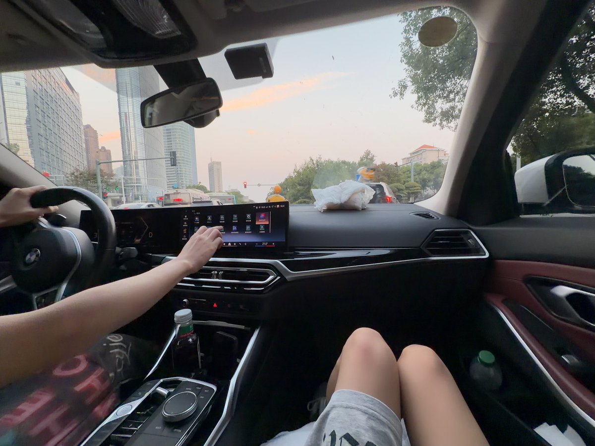 xiaoxii929's tweet photo. 第一次在车上换裤裤捏～ 换下来的放车窗前面被其他人发现了会不会很刺激呢 #abdl #正太 https://t.co/PJV9SoiswY