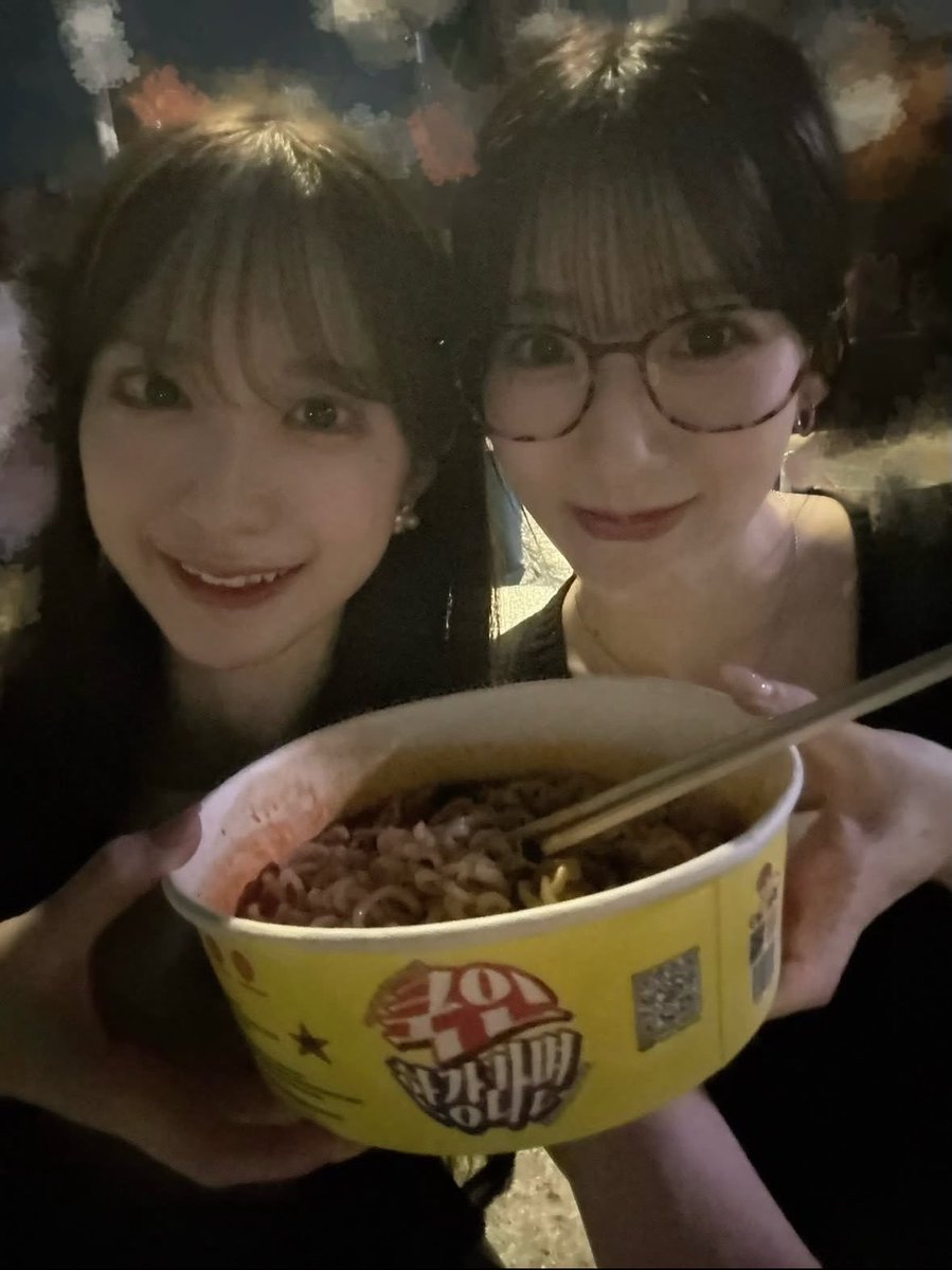 yu_otoki_rika's tweet photo. ん？？？
ゆうりかで韓国に行って、璃花ちゃんが右の制服ミニスカってことは？？
だいたい女の子ってテーマパークでお揃いするよね？片方制服、片方私服はさずかにあんまりないよね？
、、てことは？？どーゆーこと？🤔 https://t.co/oKFmXJqAa8