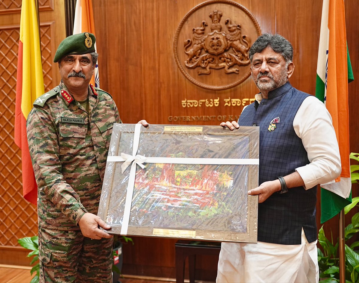 CMofKarnataka's tweet photo. Lieutenant General Rajesh Pushkar, AVSM, VSM, General Officer Commanding-in-Chief, Southern Command, along with his team, called on Hon’ble Chief Minister Shri @DKShivakumar at Vidhana Soudha today. https://t.co/Zs4m0hHirh