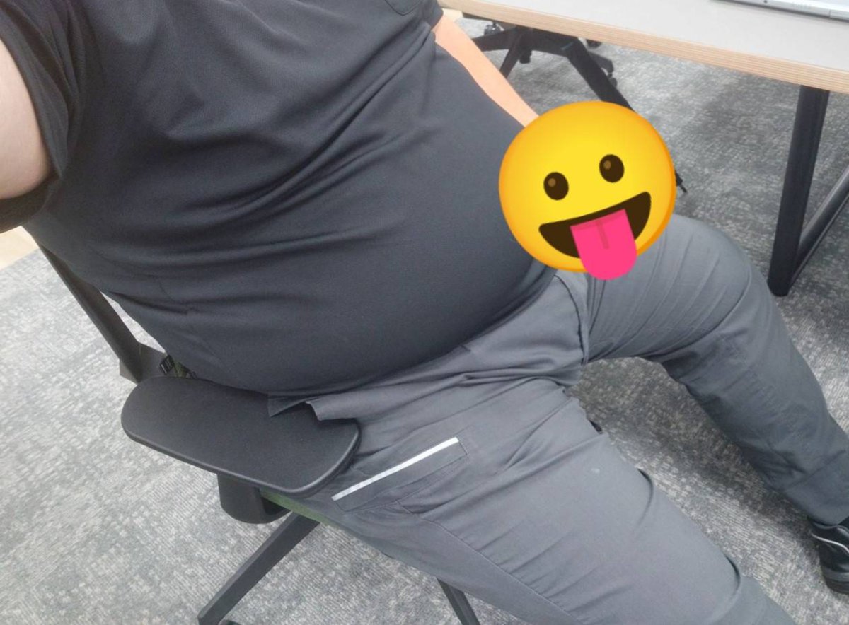 Kota7729's tweet photo. 残業おじさん

社員証（と言うか入館証か）少し見えてたので再送www https://t.co/NpK5ZuQEWk
