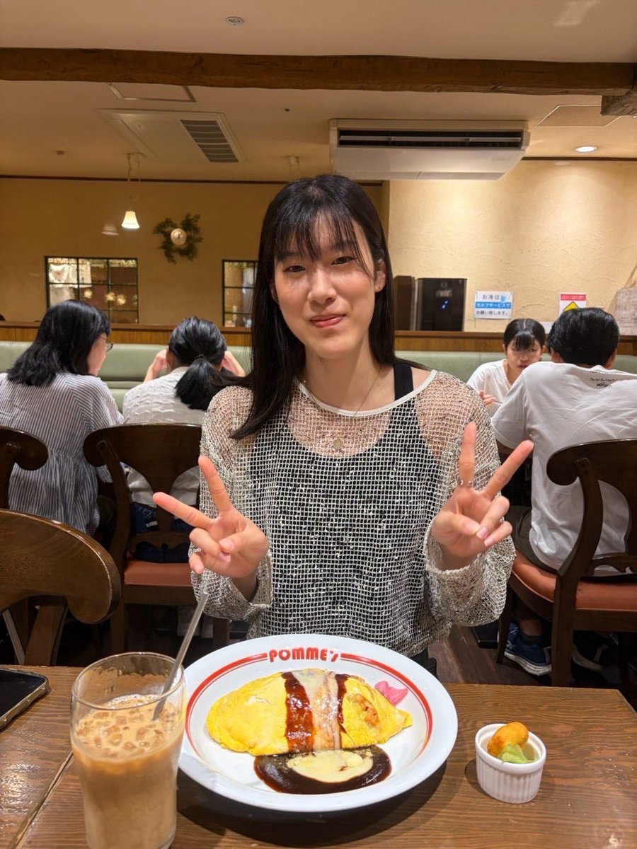 DTEN_RedPhoenix's tweet photo. 🌻夏の思い出🌻

今日はマナとアオペアです🏐

マナはキリンレモンのCMでのロケ地にもなった大三東駅に行ってきました！
少しだけ地元が知ることができました✨

アオはポムの樹にオムライスを食べに行きました🥚
デミグラスソースが抜群でした🤤

#デンソーテン #9人制 #バレーボール https://t.co/lXSDhyr4Np