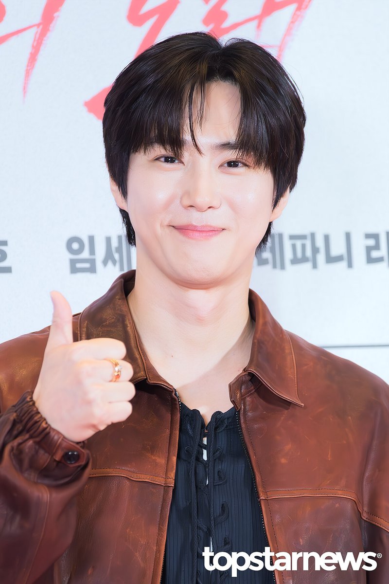knockknock0408's tweet photo. SUHO https://t.co/flFmxk4Bw4