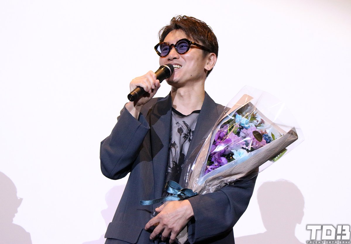 talent_databank's tweet photo. 映画『平行と垂直』大ヒット御礼舞台挨拶

SUPER EIGHT・安田章大、サプライズで42歳の誕生日を祝福され笑顔！

花束を受け取り感動も「フリーズドライにしようかな…フリーズドライ？ドライフラワーやな」と天然発言

▼詳細はこちら
https://t.co/ookOtYNV4l

#安田章大 #平行と垂直 https://t.co/i4TeAOKo8K