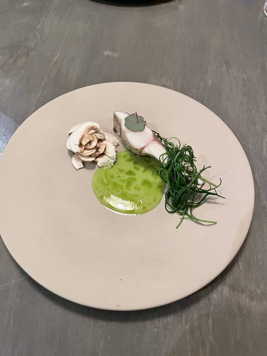 slowlifeojisan's tweet photo. kotoisa(香澄町)の『シェフの世界観を楽しむおすすめコース』
食材や調理法を説明してくれたのですが、びっくりの連続でした
発想がすごく柔軟そう!
シェフはお若いけどフランスでの修行経験もある、とのこと
世界感を楽しむには、僕らはまだまだ😅
修行しないとね!
#kotoisa(香澄町) https://t.co/udjAqy42BD